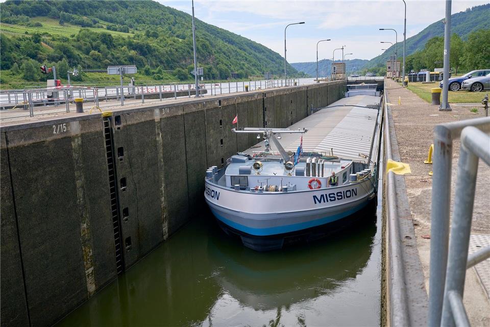 Neues Tor für Moselschleuse: Arbeiten haben begonnen  An der Moselschleuse St. Aldegund wird das neue Schleusentor erwartet (Archivbild)Sascha Ditscher/dpa