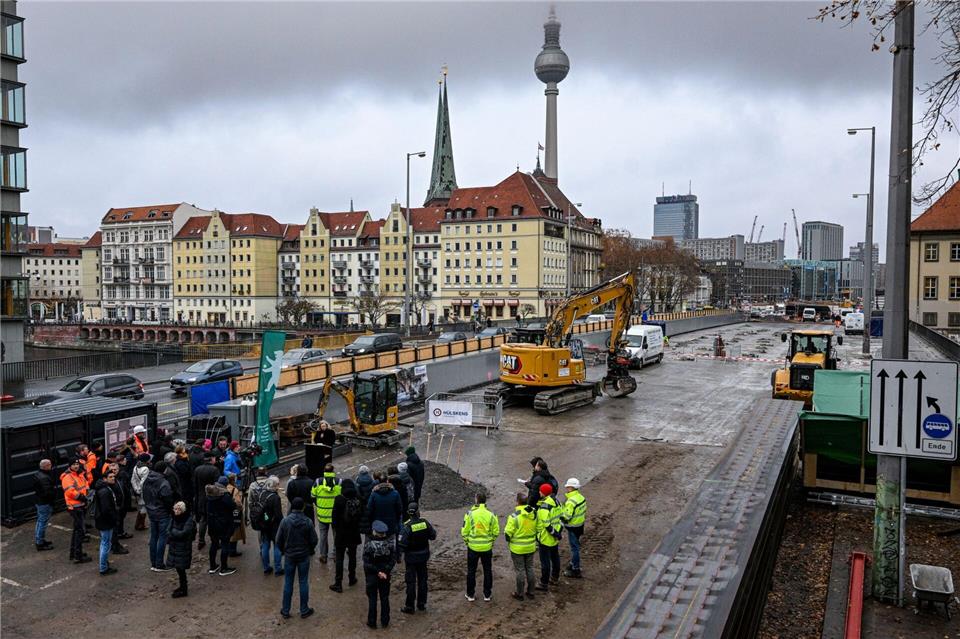 An der Mühlendammbrücke wird noch lange gebaut werden. (Archivbild)Jens Kalaene/dpa
