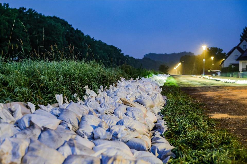 Tag nach dem Starkregen steht im Zeichen des Aufräumens An der Niers liegen noch Sandsäcke, der Pegel ist in der Nacht allerdings stark gefallen.Christoph Reichwein/dpa