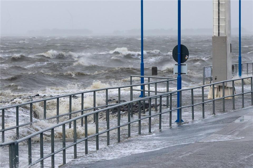An der Nordsee rechnet der Deutsche Wetterdienst am Nachmittag mit Sturmböen. (Symbolbild)Bodo Marks/dpa
