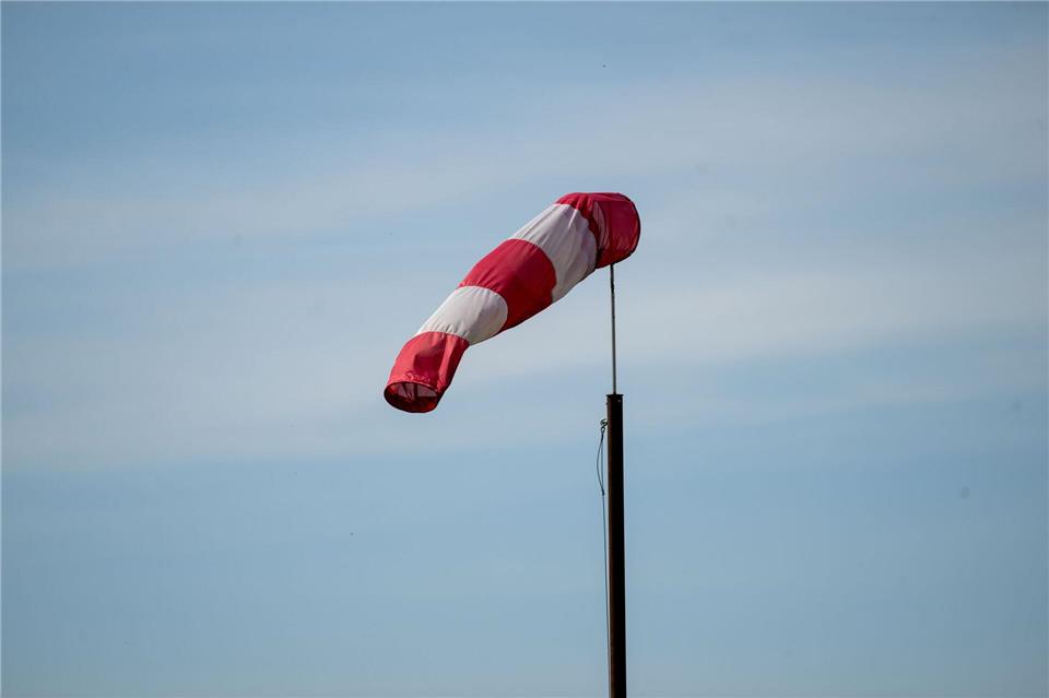 An der Nordseeküste sorgen orkanartige Böen für leichte Überschwemmungen am Wochenende. (Symbolbild)Pia Bayer/dpa