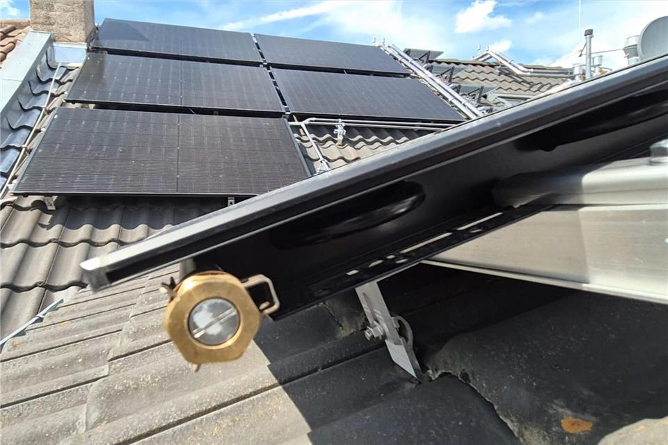 An der Oberfläche befinden sich der PV-Kollektor, der die Sonnenstrahlung aufnimmt, darunter liegt der Solarthermie-Kollektor, der Wärme bereitstellt.erneuerbare.tv/dpa-tmn