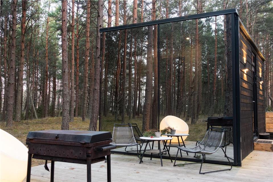 An der Ostseebucht Ihasalu stehen Glamping-Hütten in typischen nordischem Design.Andreas Drouve/dpa-tmn