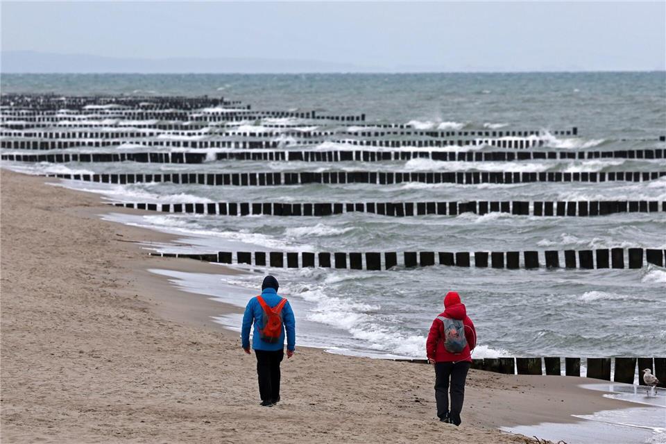 An der Ostseeküste soll es laut DWD stürmisch werden. (Archivbild)Bernd Wüstneck/dpa