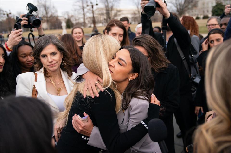 An der Pressekonferenz vor dem US-Kongress nahmen neben Paris Hilton auch die linke Kongressabgeordnete Alexandria Ocasio-Cortez und andere Politiker teil. Allison Robbert/AP/dpa