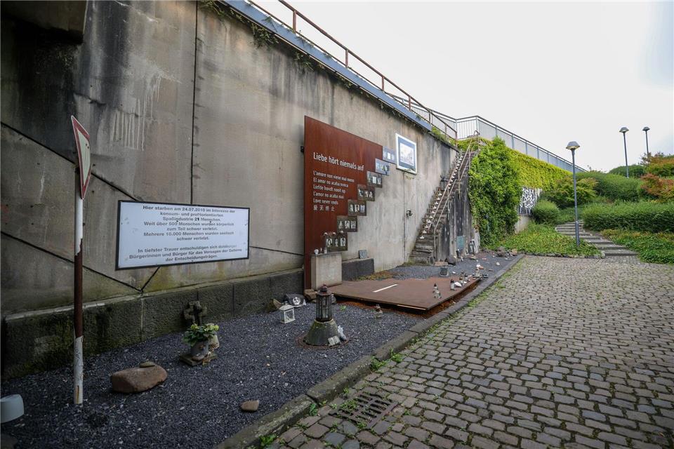 An der Rampe, an der vor 15 Jahren Hunderte Menschen im Gedränge verletzt wurden und 21 starben, steht heute eine Gedenkstelle.Christoph Reichwein/dpa