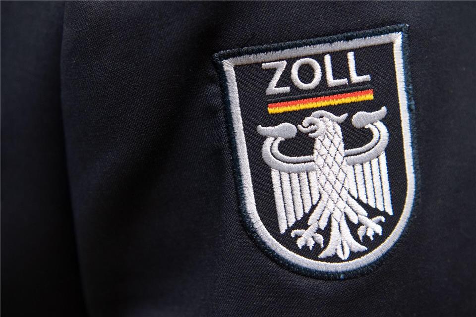 An der Razzia des regionalen Ermittlungszentrums der Finanzkontrolle Schwarzarbeit des Hauptzollamtes Frankfurt beteiligten sich rund 380 Einsatzkräfte. (Symbolbild) Ralf Hirschberger/dpa