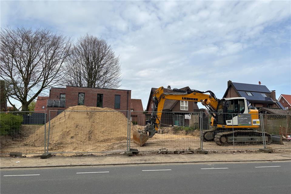 An der Rekener Straße soll ein Mehrfamilienhaus entstehen - der Bauherr wollte dafür den „Bau-Turbo“ nutzen, doch der Bau- und Klimaaussschuss versagte die Zustimmung.