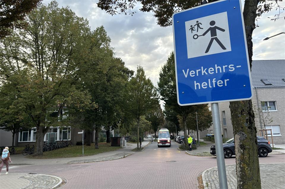 An der Remigius-Grundschule sind Verkehrslotsen im Einsatz. Ende dieser Woche sollen dort erneut provisorische gelbe Zebrastreifen auf die Straße gebracht werden.