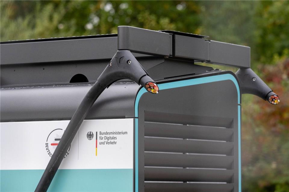 An der Rostocker Chaussee waren vier Ladesäulen und acht Kabel betroffen.Stefan Sauer/dpa