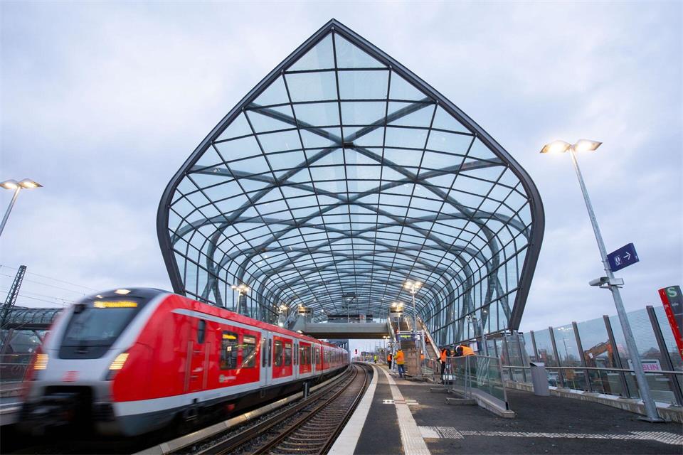 An der S-Bahn-Station „Elbbrücken“ wurde am Donnerstag ein 23 Jahre alter Mitarbeiter der DB Sicherheit von einem Mann ins Gesicht geschlagen. (Symbolbild)Christian Charisius/dpa