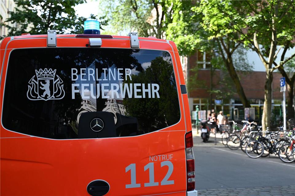 An der Schule trafen am Vormittag zahlreiche Eltern ein, um ihre Kinder abzuholen. Katharina Kausche/dpa