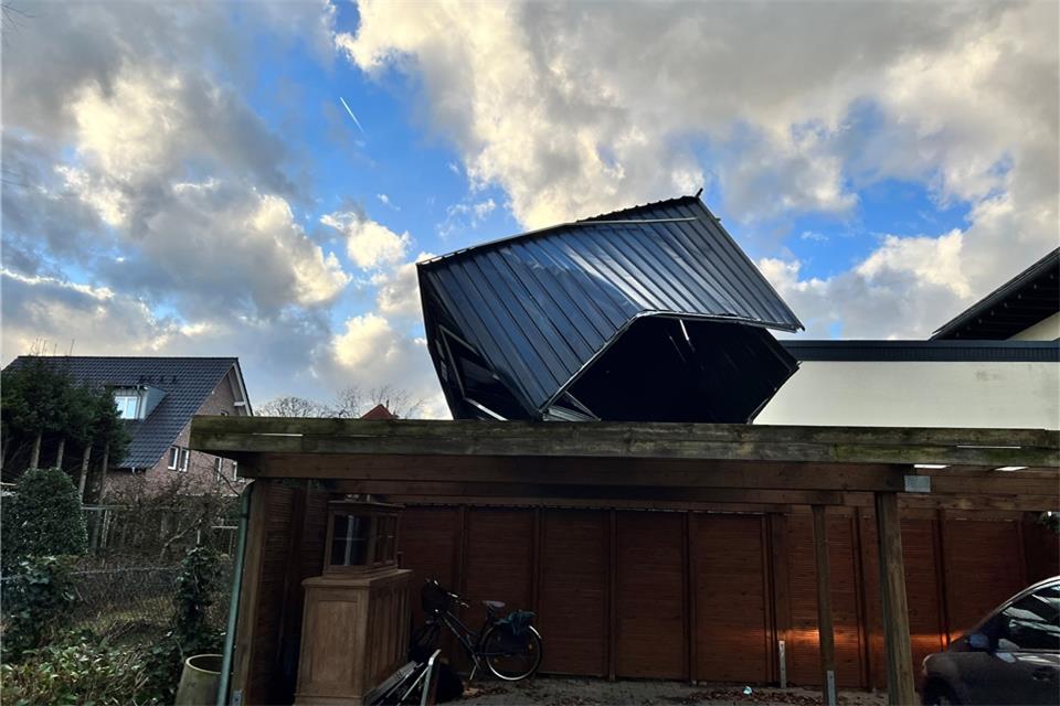 An der Schulstraße in Reken wehte der Sturm einen Blechschuppen auf ein Carport.