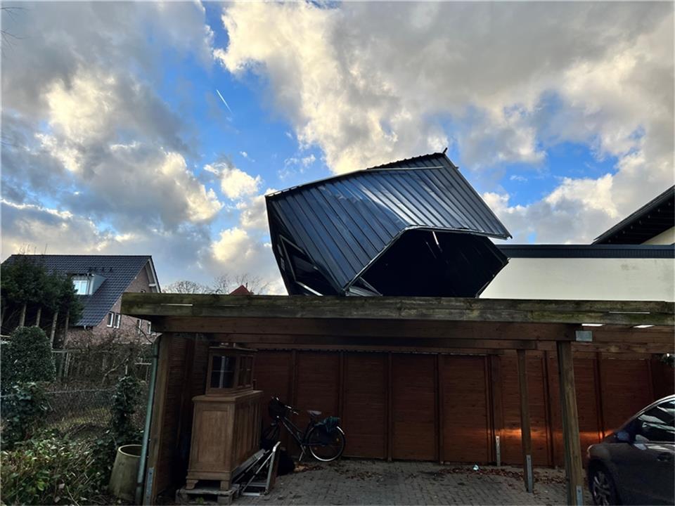 An der Schulstraße in Reken wehte der Sturm einen Blechschuppen auf ein Carport....