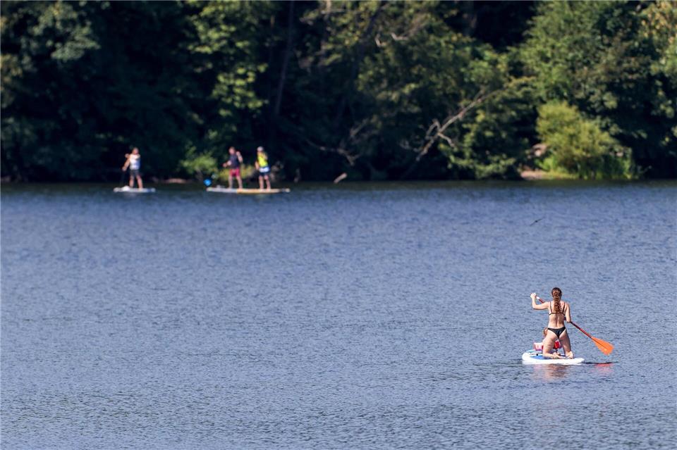 An der Sechs-Seen-Platte in Duisburg ist auch Stand-Up-Paddle möglich.Christoph Reichwein/dpa