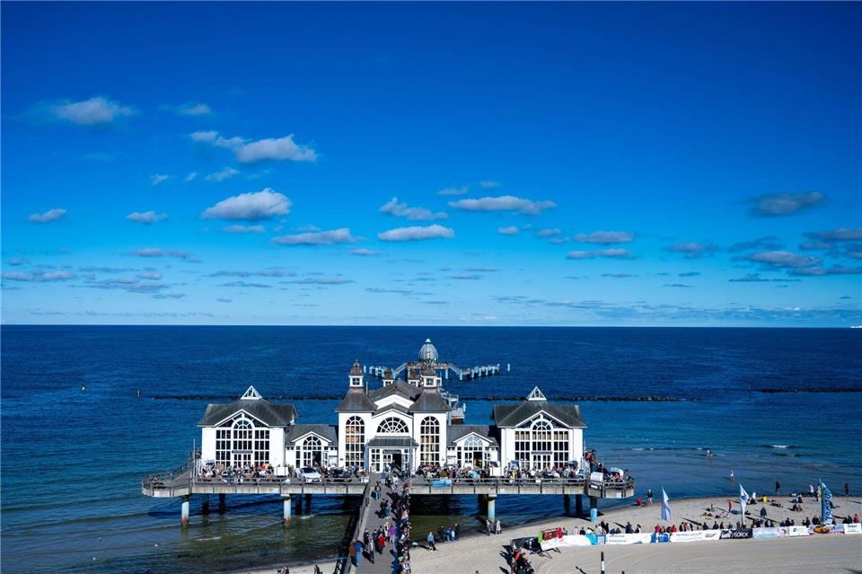An der Seebrücke Sellin hat ein rückwärts fahrendes Fahrgastschiff eine Segeljacht gerammt. (Archivbild/Symbolbild)Stefan Sauer/dpa