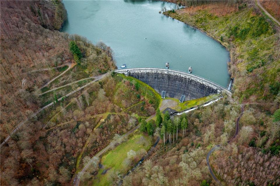 An der Sengbachtalsperre in Solingen steht das Wasser hoch, bis dicht unter die Krone der Staumauer.