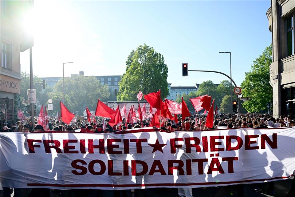 An der Spitze der Demonstration versammelten sich vorwiegend schwarz gekleidete Menschen.Sebastian Christoph Gollnow/dpa