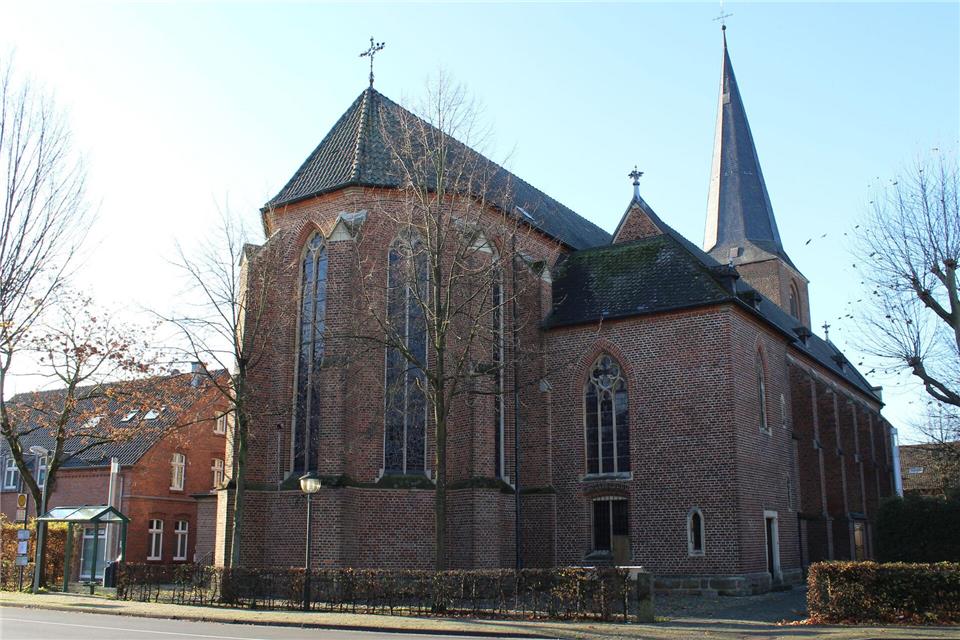 An der St.-Martin-Kirche treffen sich die Raesfelder Teilnehmer der Motorradwallfahrt.