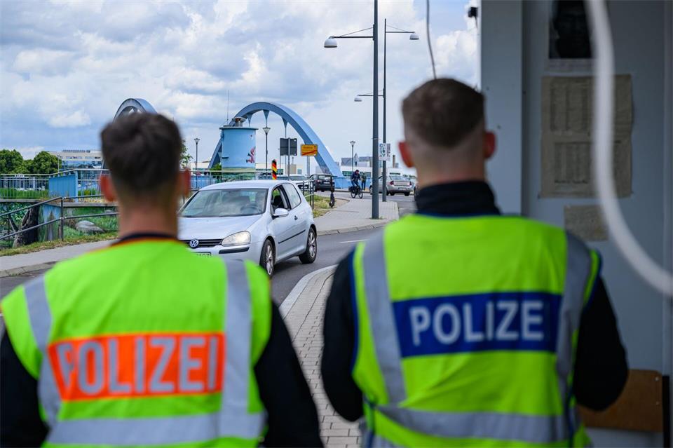 An der Stadtbrücke in Frankfurt (Oder) wird die Grenze zu Polen kontrolliert. (Archivbild)Patrick Pleul/dpa