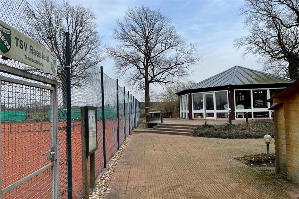 An der Stelle des Holzpavillons des TSV soll das neue gemeinsame Clubheim der beiden Vereine entstehen.