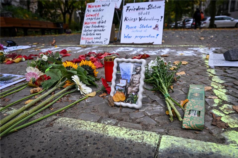 An der Stelle des abgebauten „Trostfrauen“-Denkmals in Moabit sind Blumen, Kerzen, Plakate und Fotos zu sehen.Jens Kalaene/dpa