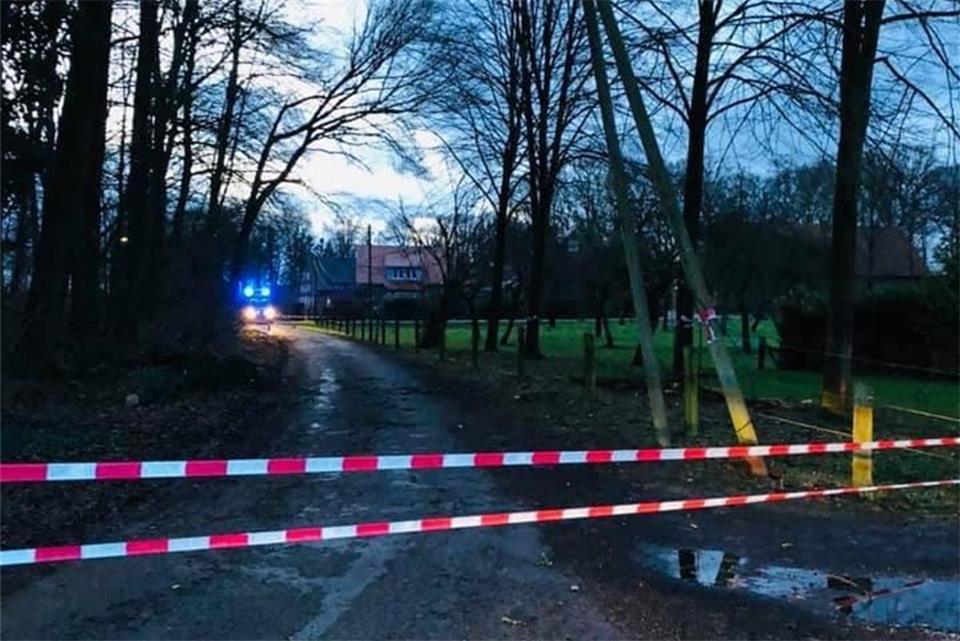 An der Straße Bakeldrift in Erle fiel ein Baum und kappte zwei Telefonleitungen.