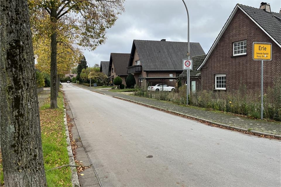 An der Straße Hoheloh in Erle könnten hinter den Wohnhäusern weitere Bauten entstehen. Dagegen gibt es Bedenken.