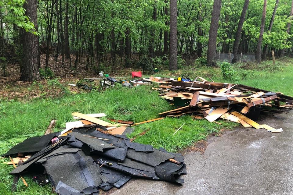 An der Straße Osterholten an der Erler Heide wurde der Abfall illegal entsorgt.