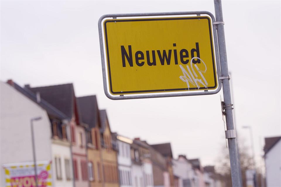 An der Strecke der B42 wird ein Brandschaden beseitigt. (Symbolbild)Thomas Frey/dpa