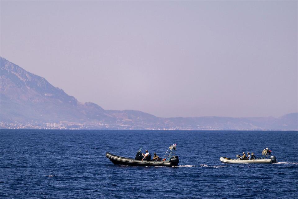 An der Suche nach Vermissten vor Zypern sind auch Motorboote beteiligt. (Archivbild)Nedim Enginsoy/AP/dpa