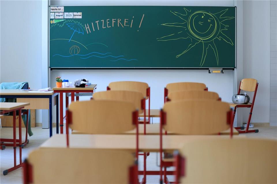 An der Tafel einer Grundschule steht „Hitzefrei!“ (Symbolbild)Jan Woitas/dpa