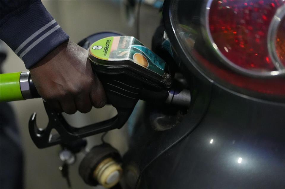 An der Tankstelle bekommen Autofahrer die Folgen des Iran-Krieges zu spüren. Marcus Brandt/dpa