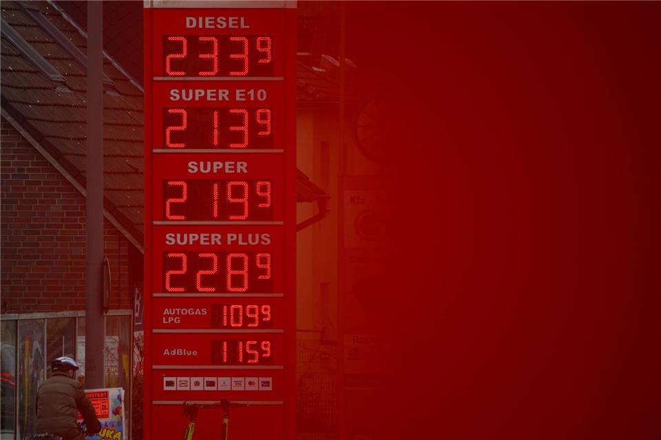 An der Tankstelle bekommen die Menschen die Folgen des Iran-Kriegs zu spüren. (Archivbild)Jonas Walzberg/dpa