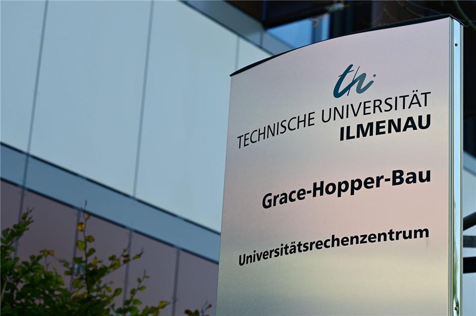 An der Technischen Universität Ilmenau will Hochschulpräsident Kai-Uwe Sattler eine Debatte über Dual Use in der Forschung anregen. (Symbolbild)Martin Schutt/dpa