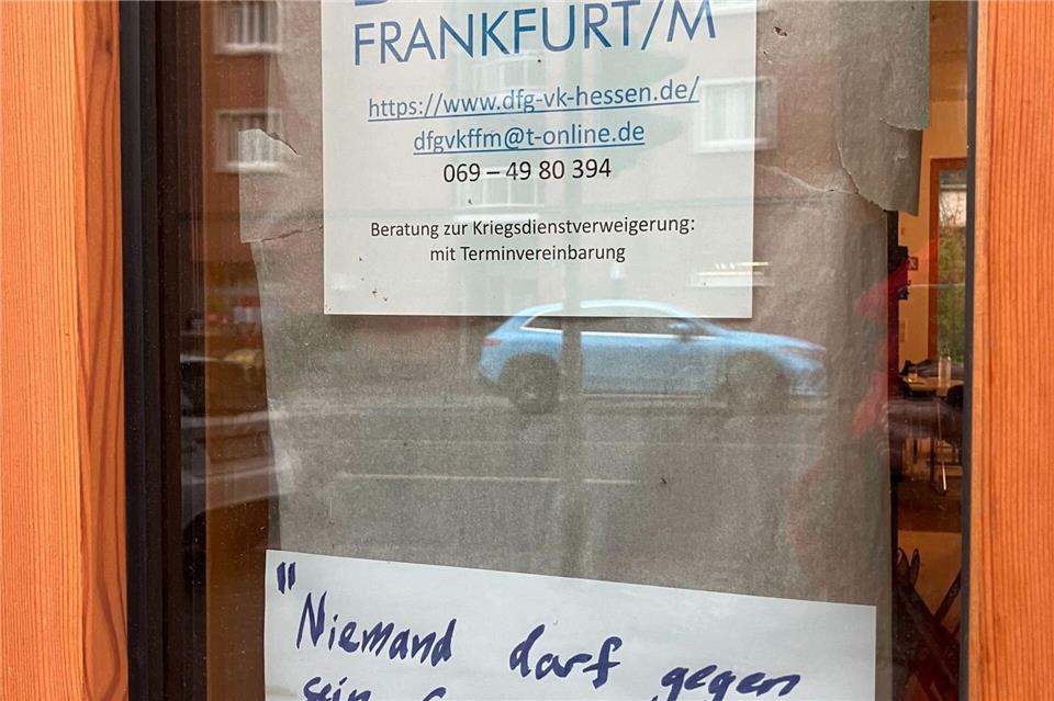 An der Tür der Beratungsstelle wird das Grundgesetz zitiert. Sandra Trauner/dpa