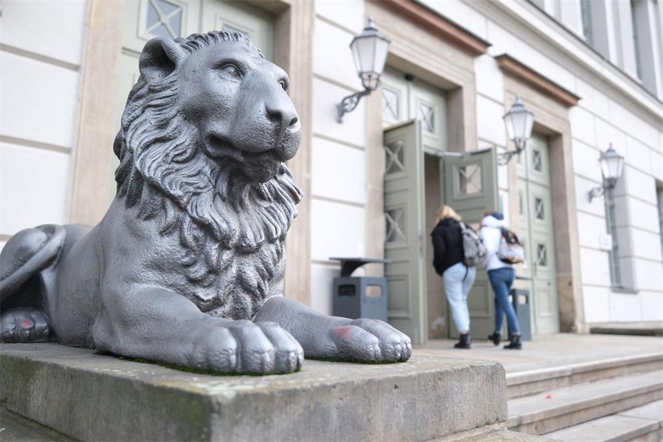 An der Uni Halle-Wittenberg haben sich rund 4.000 Studierende für ein neues Studium eingeschrieben - 760 von ihnen sind angehende Lehrkräfte. (Archivbild)Sebastian Willnow/dpa