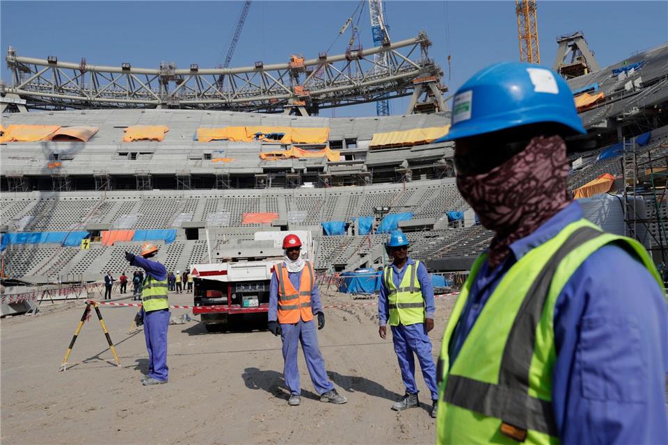 An der WM 2022 hatte es unter anderem viel Kritik gegeben, weil die Stadien für das Turnier erst hatten gebaut werden müssen. (Archivbild)Hassan Ammar/AP/dpa