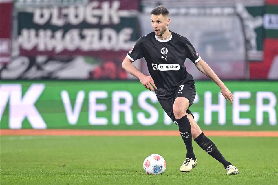 An der Wade verletzt: Abwehrspieler Karol Mets vom FC St. Pauli.Harry Langer/dpa