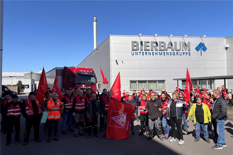 Warnstreik bei Borkener Textilunternehmen Bierbaum An der Werkszufahrt versammelten sich am Montagmittag rund 80 Beschäftigte.