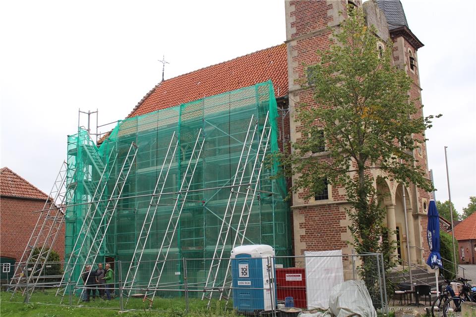 An der Westseite der Kapelle sind die Fugen saniert worden.