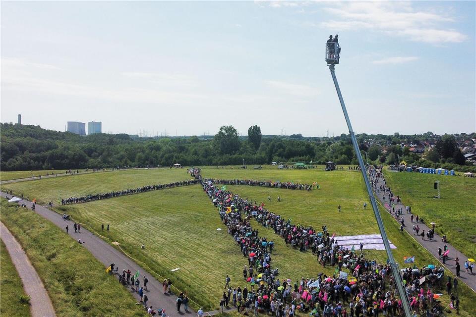 An der Windrad-Aktion beteiligten sich nach Angaben der Organisatoren rund 2.000 Menschen.Bernd Thissen/dpa