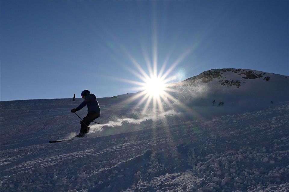 An der Zugspitze beginnt die Skisaison. (Archivbild) Angelika Warmuth/dpa
