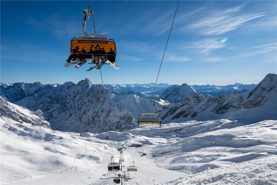 An der Zugspitze beginnt die Skisaison. Peter Kneffel/dpa