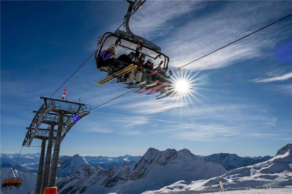 An der Zugspitze eröffnete das Skigebiet im November. Die Hauptsaison dort und vielen anderen alpinen Skigebieten beginnt an diesem Wochenende. (Archiv)Peter Kneffel/dpa