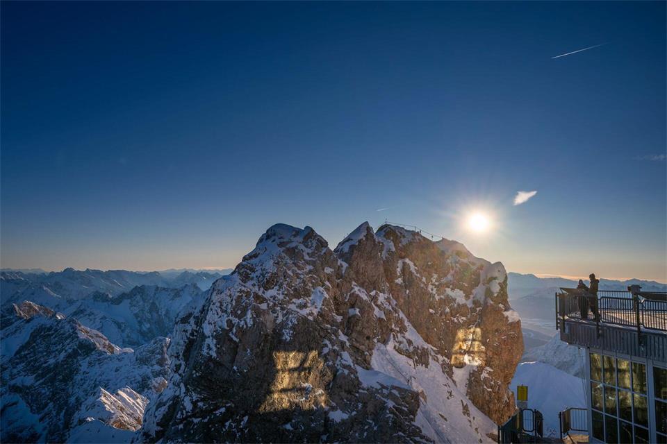 An der Zugspitze gab es einen großen Felssturz. (Archivbild)Peter Kneffel/dpa