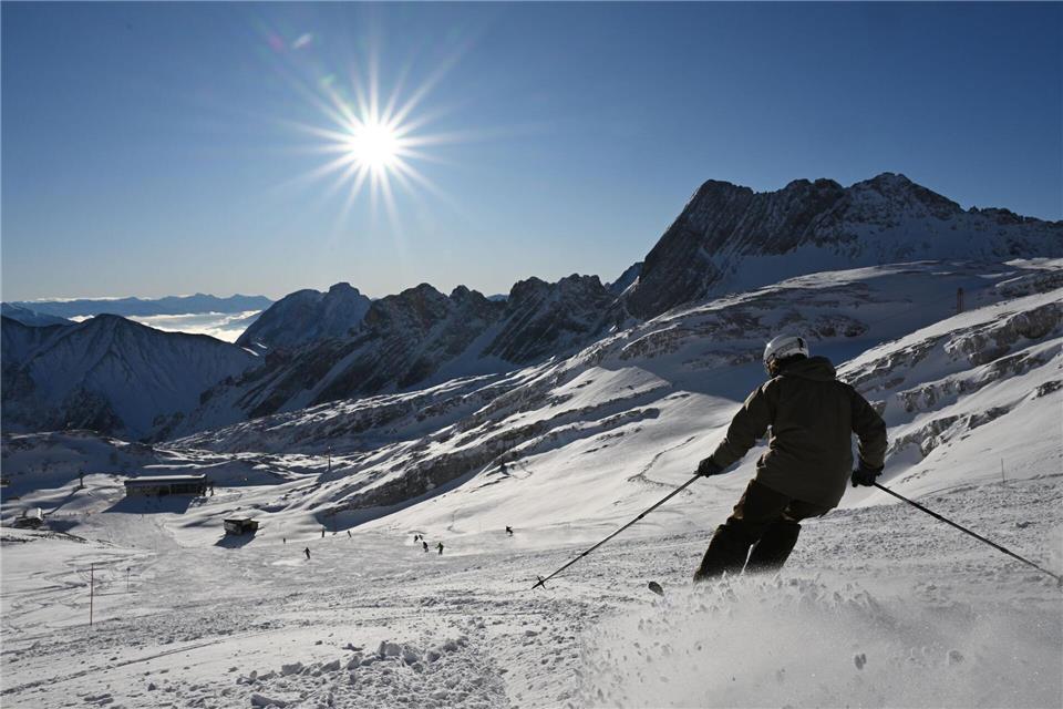 An der Zugspitze soll es in knapp einer Woche losgehen. (Archivbild) Angelika Warmuth/dpa