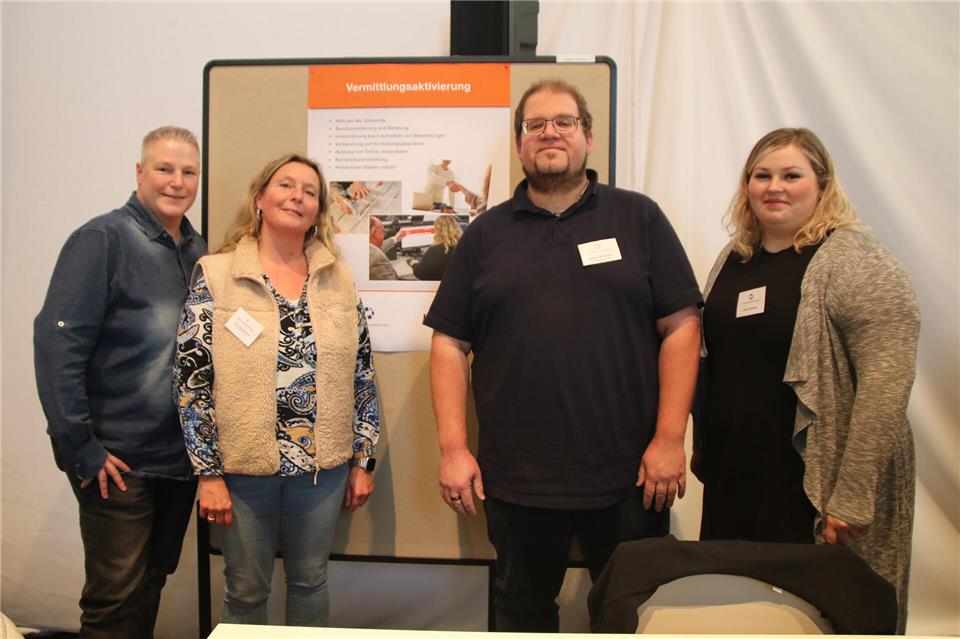 An der kreisweiten Vermittlungsoffensive – hier in Rhede – beteiligt (von links): Vanessa Jerzykowski-Schulz, Tanja Lohkamp-Schmitz, Sebastian Bewer und Jana Cassens informierten im Klausenhof über die Maßnahmen der Kreishandwerkerschaft Borken.