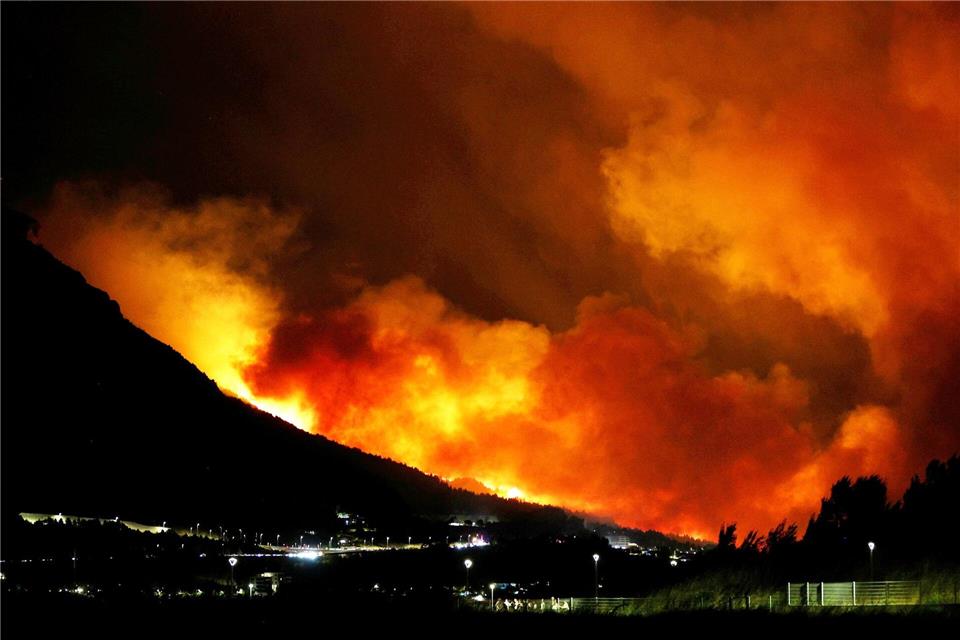 An der kroatischen Adriaküste südlich von Split hat ein heftiger Waldbrand Häuser und Autos zerstört.Jakov Prkic/AP/dpa