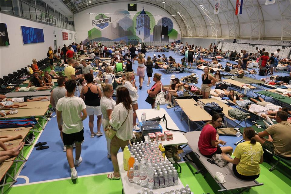 An der kroatischen Adriaküste südlich von Split hat ein heftiger Waldbrand gewütet. Mehr als 1.000 Menschen musste in Notunterkünften in Sicherheit gebracht werden.Jakov Prkic/AP/dpa